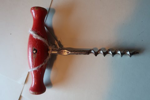 Corkscrew, old
This old corkscrew with a very good grip made of wood, would be able to tell 
you some stories from the old times if it could speak
We have a large choice of items for the collectors
Please contact us for further information