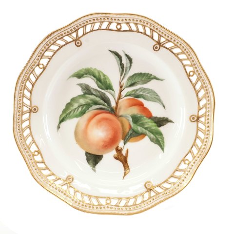 Royal Copenhagen Flora Danica fruit plate 3584. 
Nice condition. D: 22cm