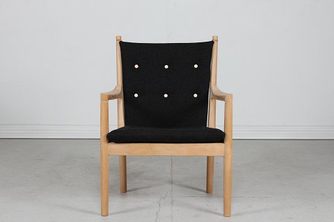 Hans J. Wegner
Chair FH 1788
of beech with new cushions
