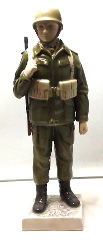 Bing & Grøndahl. Porcelæns figur. Soldat. Model 2444. Højde 29 cm. (1 sortering)