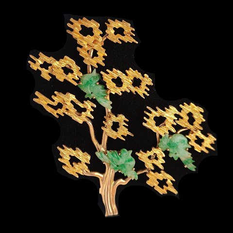 C. Antonsen; A jade brooch of 14k gold