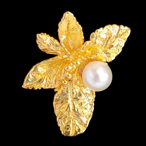 Jean Larsen; A pendant of 18k gold set with a pearl