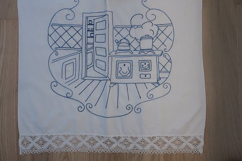 Parade piece
A beautiful old parade piece with handmade blue embroidery
114cm x 70cm
The antique, Danish linen and fustian is our speciality