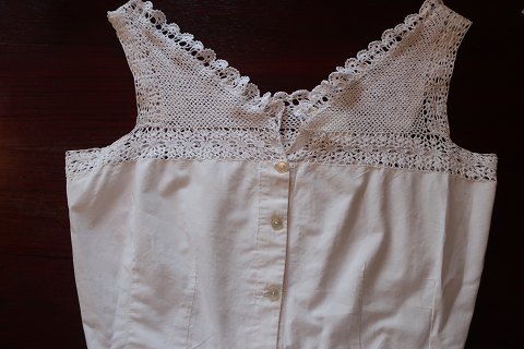 Good old blouse/top without sleeve and with beautiful handcraft
Very beautiful and special
The antique, Danish linen and fustian is our speciality and we always have a 
large choice of tea towels, table clothes, napkin, clothes etc.