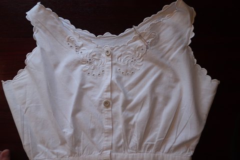 Good old blouse/top without sleeves and with beautiful handcraft
Very beautiful and special
The antique, Danish linen and fustian is our speciality and we always have a 
large choice of tea towels, table clothes, napkin, clothes etc.