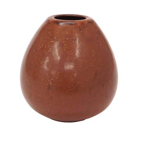 Saxbo Keramik Vase mit rotbrauner Glasur. 
Gestempelt Saxbo Danmark. Guter ZUstand. H: 15cm