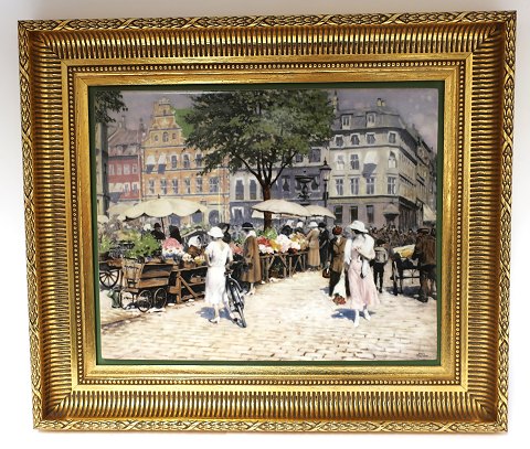 Bing & Grøndahl. Porcelæn maleri. Motiv af Paul Fischer. Højbro Plads set mod 
Amagertorv. Størrelse inklusiv ramme, 41,5*35 cm. Produceret 1750 styk. Dette 
har nummer 1736