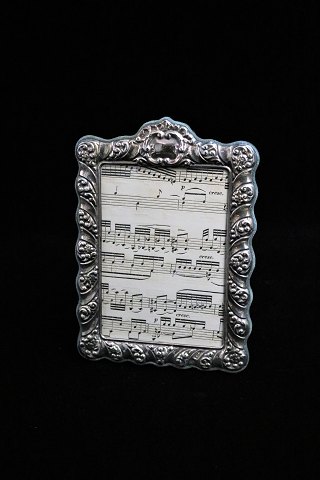 Old silver frame with glass and fine decorated frame. 19,5x13,5cm. (stamped with 
silver stamps)