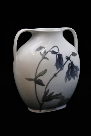 Royal Copenhagen Art Nouveau vase med hanke og dekoreret blomstergren...