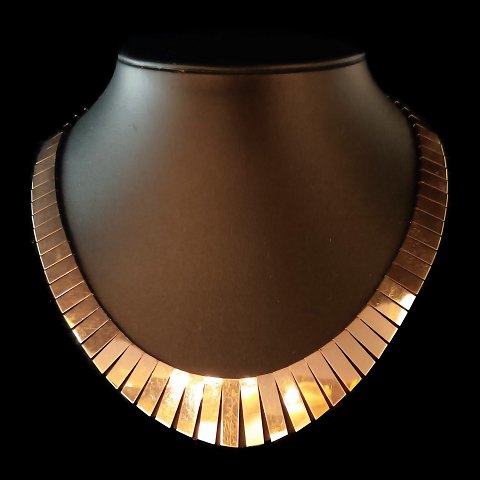 A necklace of 14k gold