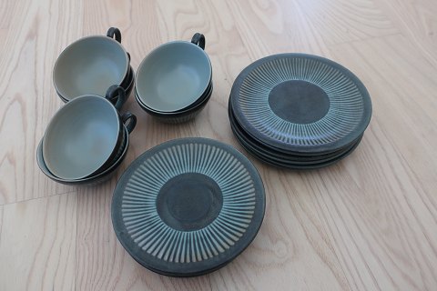 Tea service from Løvemose Keramik, Danmark
4 set, each with 3 items
At the bottom: "Løvemose, Made in Denmark"
Good to drink of and it is leight
In a good condition