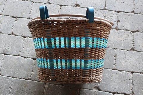 Retro/Vintage handlebar basket for the bicycle
Realy good
In a good condition