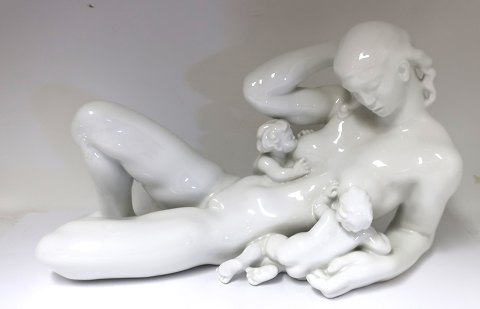 Bing & Gröndahl. Porzellanfigur. Blanc de Chine. Die Wassermutter. Modell 4055. 
Länge 46 cm. Höhe 28cm. (1 Wahl)