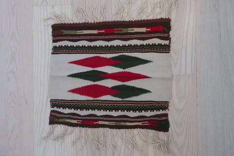 An old table cloth handwoven
Made of wool
40cm x 35cm
In a good condition