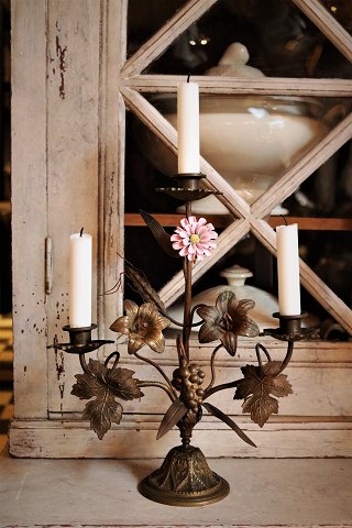 Old French church pillar in bronze with 1 porcelain flower...