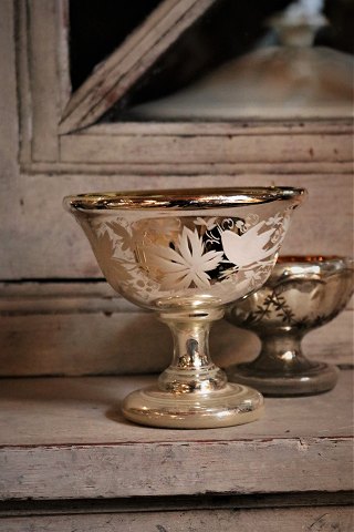 Antique, 19th century bowl on foot in Mercury glass decorated with vine leaves 
and fine patina...