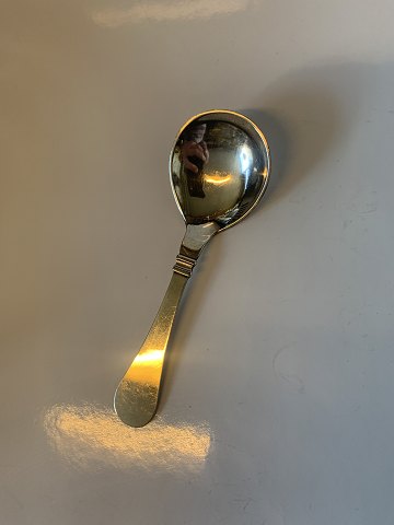 Marmalade / Sugar spoon in silver
Length approx. 12 cm
Stamped 3 tower 830s