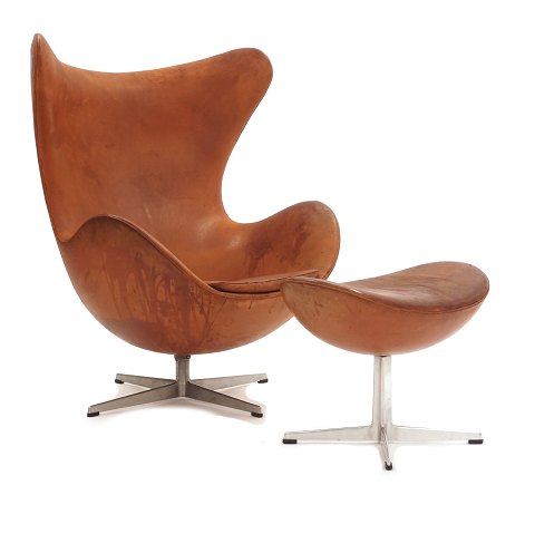 Patinierter mit cognacfarbenem Leder "Egg Chair" 
von Arne Jacobsen