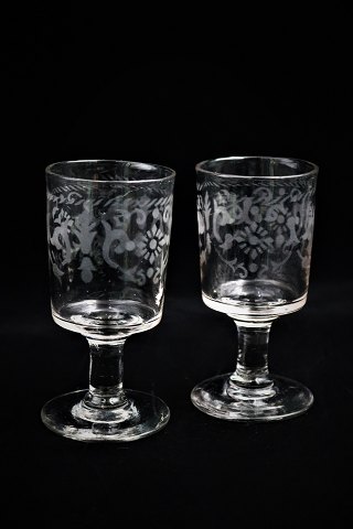 Antikke , 1800 tals mundblæste franske vin glas med dekorationer på siden...