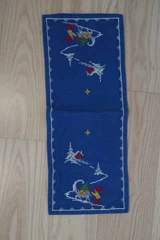 An old table cloth for the christmas, with embroidery, handmade
49cm x 20cm
In a good condition
We have a good selection of handmade table clothes