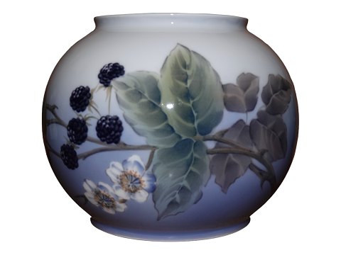 Royal Copenhagen
Round vase with blackberries