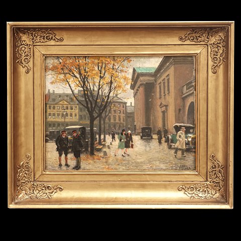 Paul Fischer maleri. Paul Fischer, 1860-1934, olie 
på træ. Motiv fra Nytorv med betjente og Domhuset 
i baggrunden. I forgrunden to chauffører, to 
spadserende kvinder og en herre. Signeret Paul 
Ficher. Lysmål: 24x32cm. Med ramme:38x46cm