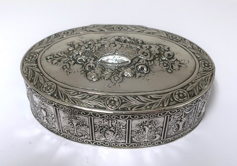 Oval silver box (830). Length 11.5 cm. Width 8 cm. Height 3 cm.