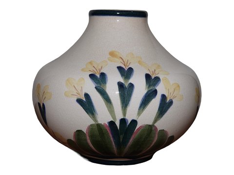 Aluminia
Vase with yellow flowers
