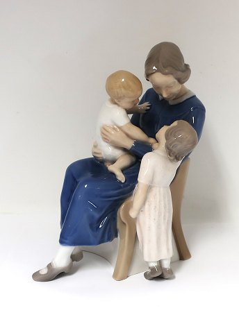 Bing & Grondahl. Porzellanfigur. Trio, Mutter mit zwei Kindern. Modell 2262. 
Höhe 20 cm. (1 Wahl)