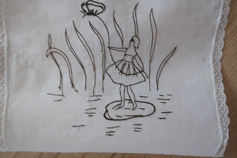 Tray cloth with black embroidery
The embroidery is good made by hand and it is from the time when it was of 
naturalness to sit with a needle and the yarn
The motive is the Thumbelina from the fairy tale by H. C. Andersen
38cm x 20cm
