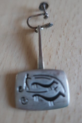 Ørering af TinHar du lyst til kun at have ørering i det ene øre, er muligheden her med denne tin-ørering med det smukke motivVintage smykkerDesign: Jørgen JensenVi har et bredt udvalg af tinsmykkerKontakt os for yderligere information