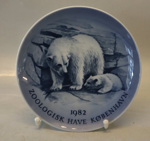 1982  Kgl. Zoo platte 18 cm Isbjørn med unge Zoologisk have København 18 cm  
 Kongelig Dansk