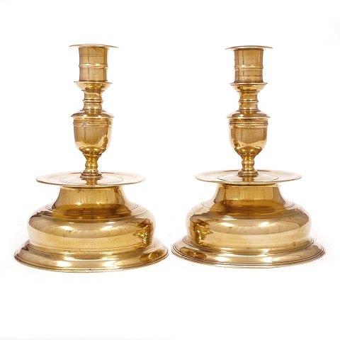 Pair of large Baroque bell shaped brass 
candlesticks. Denmark circa 1750. H: 21cm. D base: 
16cm