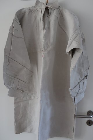 Shift / dress made of good old  flax
This dress is with long sleves
An antique shift ((sewed by hand) with hand made buttons, embroidered hand-made 
initials to make the dress beautiful
This antique dress has gussets under the arms
In a good condit