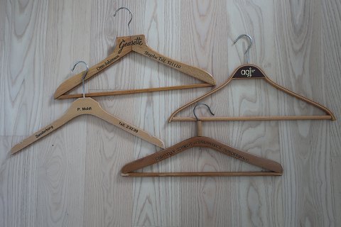 Coat hanger made of wood - old
Decorative and good in use
Text: Christian Thomsen Barnevogne, Børste & Kurvevarer - Trævarer og Maatter
