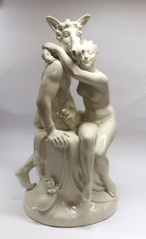 Royal Copenhagen. Stor figur. Design : Hans Henrik Hansen. Blanc de chine. Højde 
68 cm. Der er en brændingsfejl (se foto)