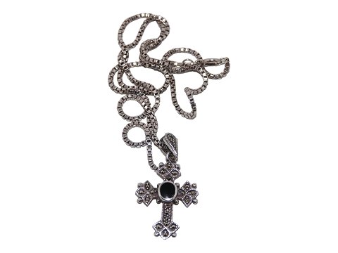Sterling silver
Cross pendant with stones and necklace