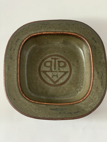 Ceramic Bowl Bing and Grondahl
Measures 16.5*16.5cm
Produced. Valdemar Petersen