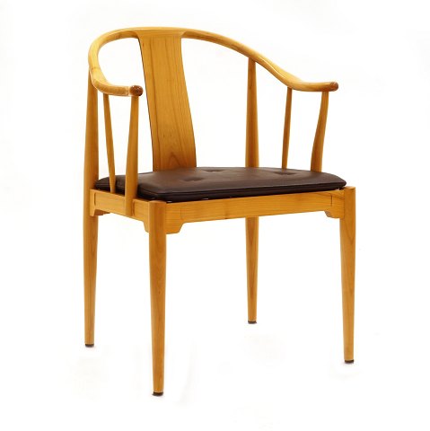 Hans Wegner, Chinastuhl aus hellem Kirschholz. 
Hergestellt von Fritz Hansen 2005. Guter Zustand