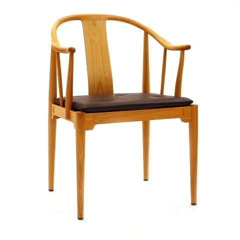 Hans Wegner, Chinastuhl aus hellem Kirschholz. 
Hergestellt von Fritz Hansen 2005. Guter Zustand