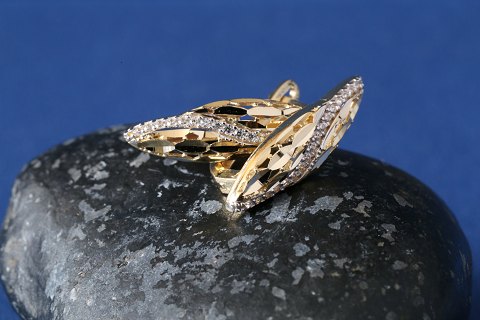 14 karat guld øreringe med klare sten og flotte detaljer. 
