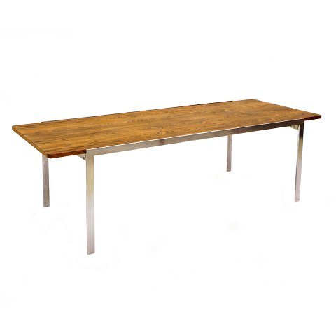 Arne Jacobsen Sofatisch AJ 3501, Chrom und 
Palisander. Guter Zustand. Leicht patiniert. H: 
48cm. Platte: 150x60cm