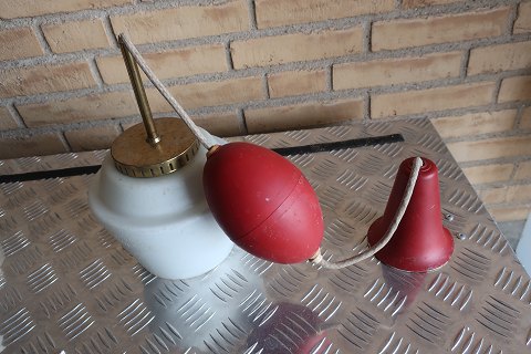 Vintage lamp for the ceiling, red brass and a white shade made of glas
L: about 28cm
In a good condition but used