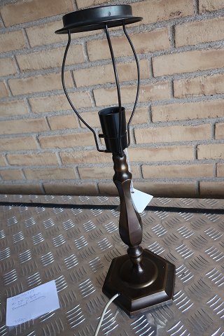Tablelamp made of brown brass 
H: inkl. socket: 35cm
H: excl. socket: 30m
The price includes the holder for the shade
In a good condition