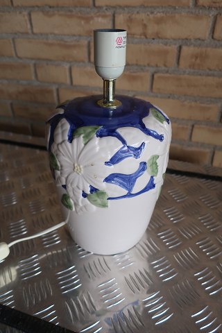 Vintage Table lamp
Beautiful decoration, blue and green, with flowers
H. 32cm
In a good condition