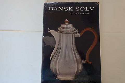 Dansk Sølv (Danish silver)
Af Erik Lassen
Thanning og Appels Forlag
1964
Sideantal: 294
In a good condition