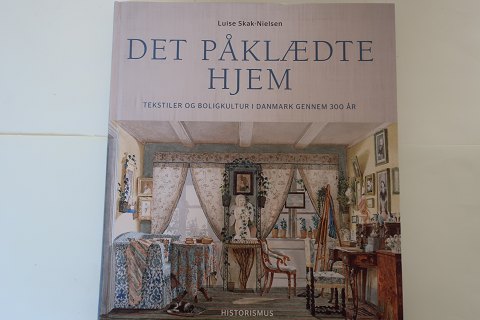 Det påklædte hjem (Textiles and living kultur in Denmark through 300 years)
Forlag : Historismus
Of: Louise Skak-Nielsen
2017
Hardback
Pages: 343
Used but as good as new
