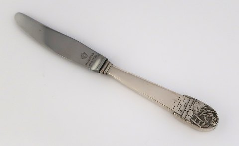 H. C. Andersen eventyrkniv / barnekniv. Sølvbestik. Hyrdinden og 
skorstensfejeren. Sølv (830). Længde 16,3 cm.