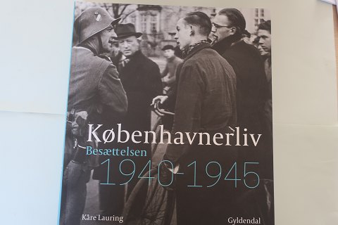 Københavnerliv , Besættelsen 1940-1945
Af åre Lauring
Forlag: Gyldendal
2015, 1. udgave, 1. oplag
Sideantal: 287
As good as new