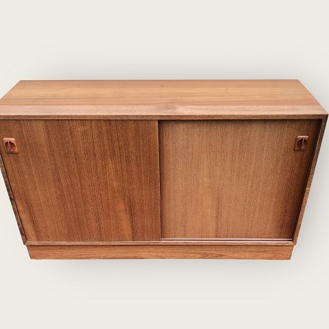 Sideboard / Schrank aus Teakholz mit losem Sockel.
875 DKK